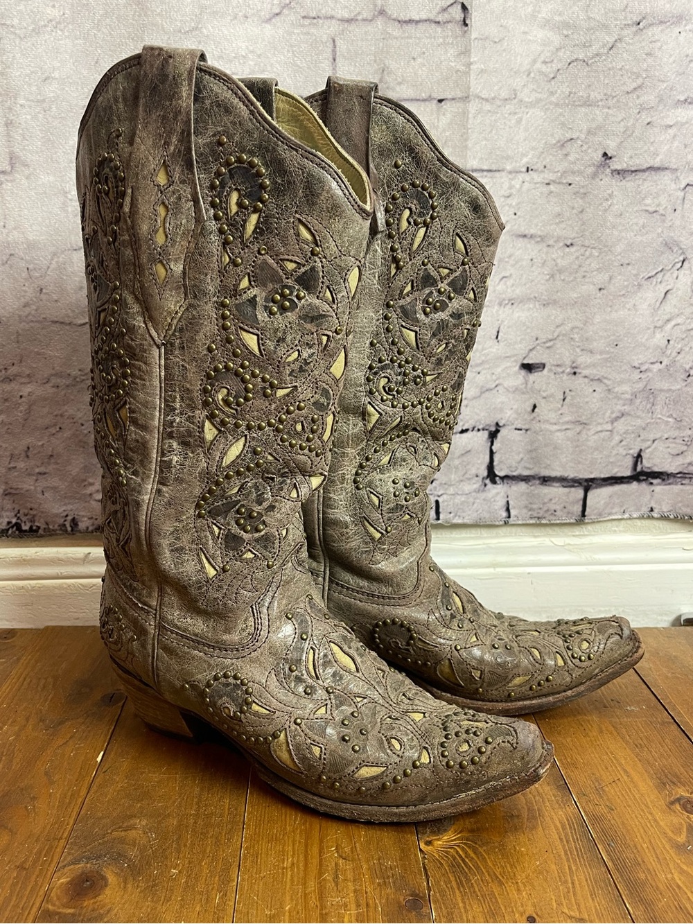 Corral vintage snip toe leather cowgirl boots with studs size 8.5